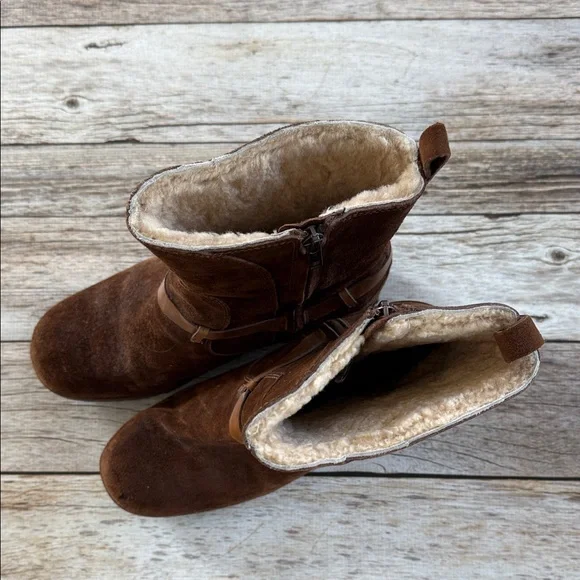 UGG Women’s Chestnut Suede Winter Boots with Shearling - Picture 3 of 5